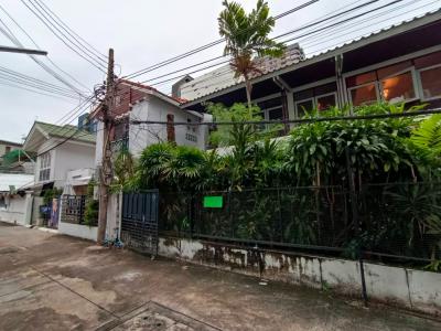 For RentHouseSiam Paragon ,Chulalongkorn,Samyan : House for rent in Soi Kasemsan 1, 45 square meters, opposite MBK MBK, suitable for a restaurant business. Daily accommodationsAirbnb or office, 2 bedrooms, 2 bathrooms