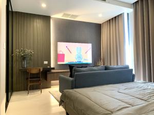 For RentCondoWitthayu, Chidlom, Langsuan, Ploenchit : [Post owner of the room] Condo for rent, Noble Ploenchit, 1 bedroom, fully furnished, ready to move in.