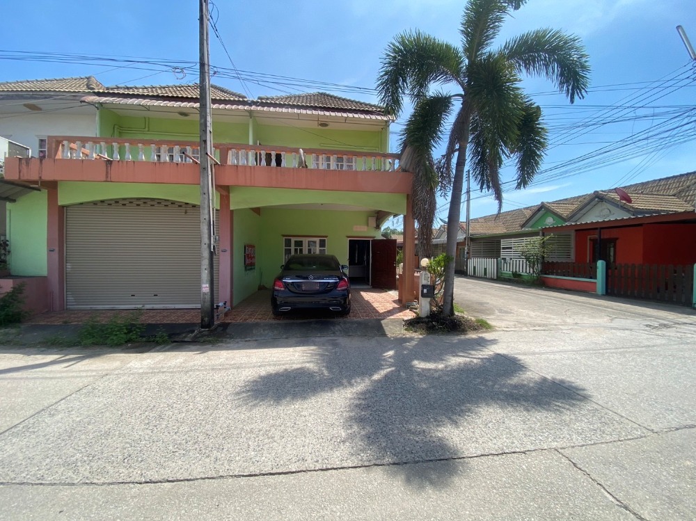 For SaleTownhouseRayong : Selling cheaper than the appraised price Townhouse 2 floors 2 rooms behind the corner 1.55 million baht per room, next to 2 roads, 200 m away from Sukhumvit, near department stores, Rayong City, Rayong Province, designed