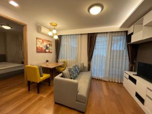 ให้เช่าคอนโดนานา : For Rent : InterLux Premier Sukhumvit 13 ห้องใหญ่ Full Furnished ค่าเช่า 20,000 บาท/เดือน (ห้องสวยตรงปก)