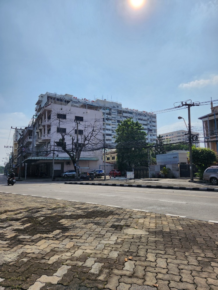 For SaleShophouseRama 8, Samsen, Ratchawat : Commercial building for sale, commercial building next to the main road, Samsen, with parking in front of the shop.