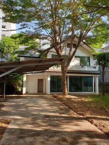 For RentHousePattanakan, Srinakarin : 2 storey detached house for rent in Srinakarin area, On Nut, Soi Suphaphong 1, is an empty house. Suitable for home office