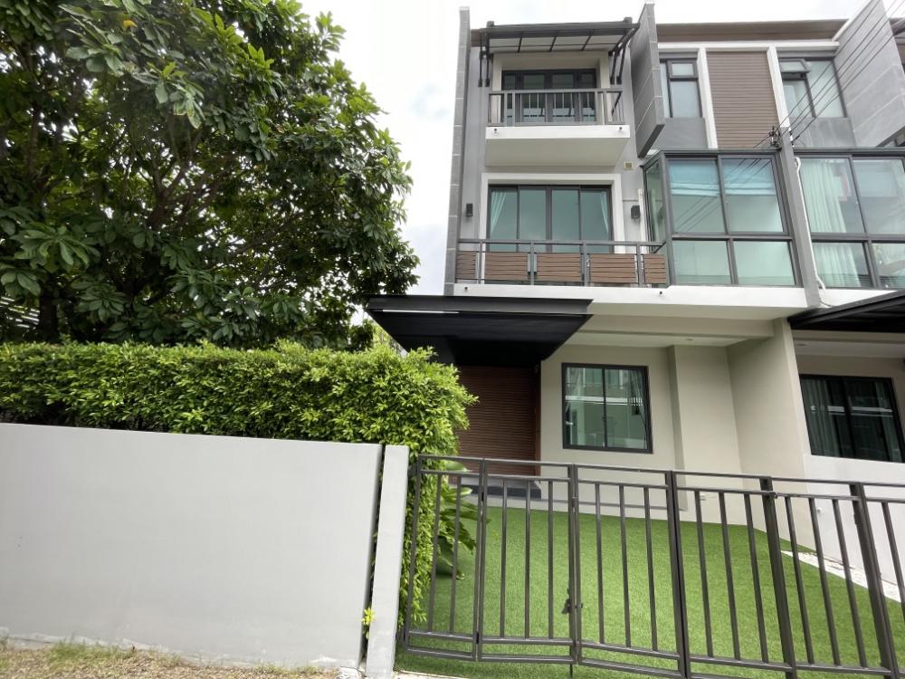 For SaleTownhouseKaset Nawamin,Ladplakao : Townhome for sale, corner plot, Areeya Mandarina, Ekkamai-Ramintra Town home with new functions, 3 floors, 3 bedrooms, 4 bathrooms, 2 parking spaces with Modern Tropical style design, convenient and easiest to travel with only 10 minutes to Ekamai.