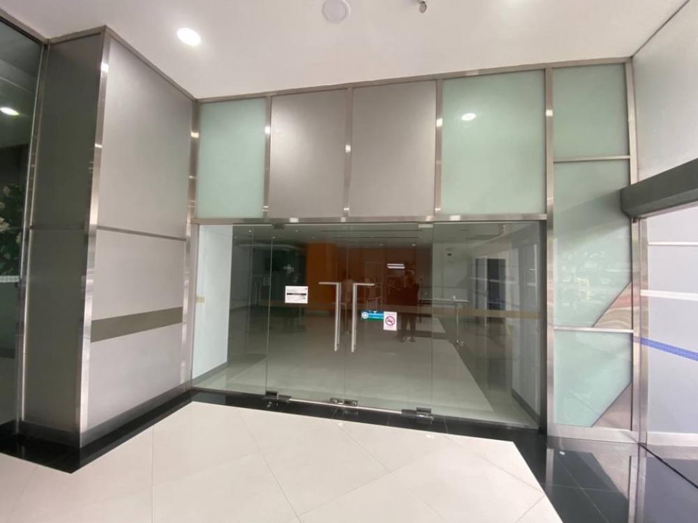 For RentOfficeOnnut, Udomsuk : Showroom-style office office on Sukhumvit Road, 15 parking spaces (additional parking can be rented)