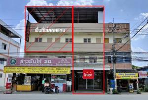 For RentShophouseNonthaburi, Bang Yai, Bangbuathong : BH1830 Commercial building for rent, 4 storey commercial building, width 4 meters. Ban Kluai-Sainoi Rd. Suitable for making a massage shop, beautician, clinic, making an office. The old tenant is about to expire at the end of January.