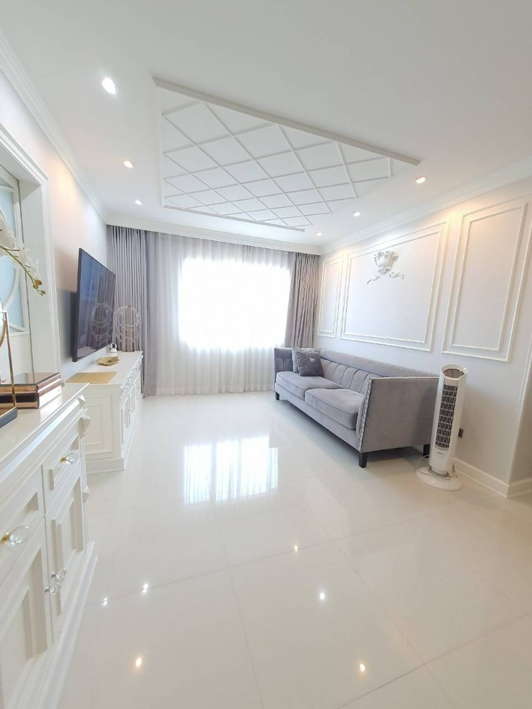 For SaleCondoLadprao, Central Ladprao : Sell 2 bedrooms, 2 bathrooms, 5,700,000 baht, at the entrance of Soi Lat Phrao.