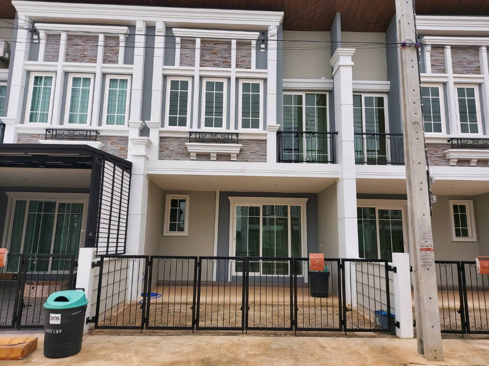 For SaleTownhousePinklao, Charansanitwong : Townhome for sale, Golden Town Siriraj-Ratchaphruek, 19.2 sq m, 2 floors, 4 bedrooms, 3 bathrooms, 2 parks, near MRT Fai Chai Station and Bang Khun Non Station.