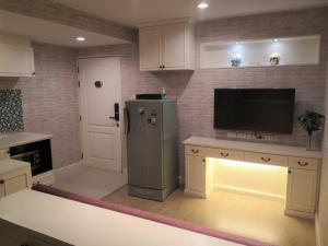 For SaleCondoVipawadee, Don Mueang, Lak Si : ✨Condo for sale, Pakview, Vaphavadee, 1.5 million baht ✨ (excluding transfer fees and commission fees) Fully furnished, the whole room is next to Don Mueang Airport. On the local road, 3rd floor, south, the cool wind blows The room faces the condo side. N
