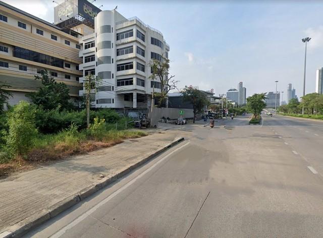 For RentLandRama9, Petchburi, RCA : Land for rent, 248 square wah, on Pradit Manutham Road. Near the research center, along the expressway, convenient access to Ekkamai