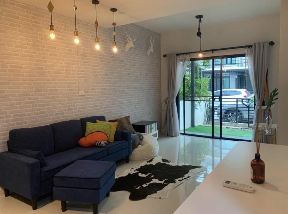 For RentTownhousePattanakan, Srinakarin : In the village of The Connect Phatthanakan 38 Townhouse, 2 bedrooms, 2 bathrooms, 3 air conditioners, attached to the 2 bedrooms and the lower hall, 18.3 sq.w., usable area 100 sq.m., can park 1 car in the house front of house 1 car