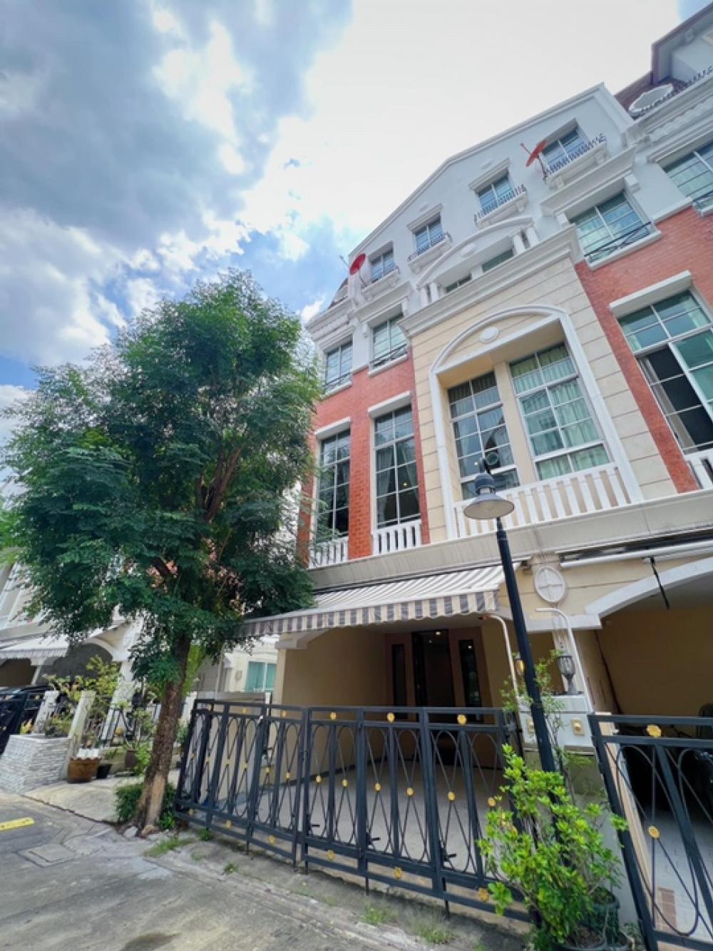 ให้เช่าบ้านสาทร นราธิวาส : 📍For Rent Baan Klang Krung Sathorn-Narathiwas 46,000/mont ทาวน์เฮ้าส์ โครงการบ้านกลางกรุงสาทร-นราธิวาส-แบบบ้าน4 ชั้น-ประเภท 4 ห้องนอน 4 ห้องน้ำ -พร้อมที่จอดรถ 2 คัน-พื้นที่ใช้สอย 300 ตร.ม.-ห้องนั่งเล่นชั้น 2 แบบ Double ceiling เพดานสูง