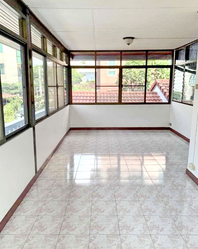 For RentHouseRatchadapisek, Huaikwang, Suttisan : HK0039😊 For RENT 2 storey detached house for rent,🚪 5 bedrooms🚄 near MRT Sutthisan Home area: 60.00 sq.wa Living area: 450.00 sq.m. Rent: 32,000฿📞O96-9614163✅LineID: @sureresidence