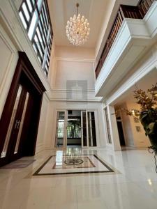 For SaleHousePattanakan, Srinakarin : 🔥 Opportunity has arrived. Urgent sale. Luxury House ‼️【The largest single house in the project 💒❗❗】New. Renovated 💎 with more than 600+ square meters of living space in the house 🛋️ fully furnished 🛋️