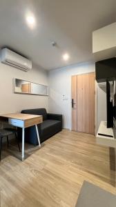 For RentCondoLadprao, Central Ladprao : Condo for rent, The Gladden Ladprao, 1 room, 1 bedroom, size 26.5 sq m., has a separate kitchen. The smell of food does not enter the living room and bedroom. The room is on the 7th floor.