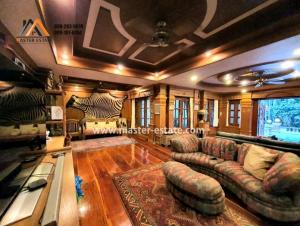 For SaleHouseUbon Ratchathani : Ubon Ratchathani, a large 2-storey detached house, playing level 4 steps with a private swimming pool, beautiful, classic, genuine padauk wood floor. With a large garden in front and behind, shady, very inviting, curved at the head of the airport, Ubon Ra