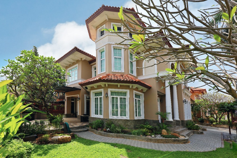 For SaleHouseBang kae, Phetkasem : luxury detached house for sale Italian style, Narasiri, Sathorn, Ring Road 134.1 sq.m., corner plot near the clubhouse. central location