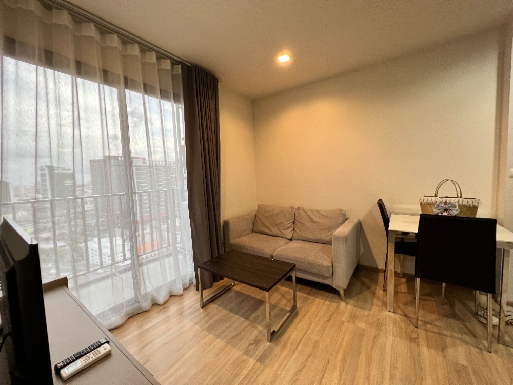 For RentCondoRama9, Petchburi, RCA : The base garden rama9 project 🔥 Rent only 11000 baht / month 🔥🔥 🌺 Area size 31 sq m, 30th floor 🌺 1 bedroom, 1 bathroom