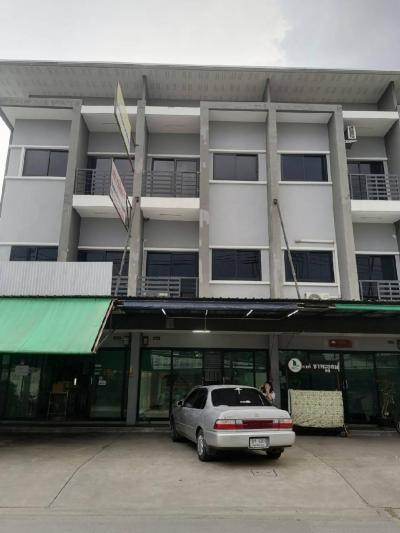For RentShophouseKasetsart, Ratchayothin : 3-storey building for rent, 25 sq m, 3 bedrooms, 3 bathrooms, empty building, no furniture Suitable for trading, making an office, office Next to Choi Road, can park in front of the building 2 cars, Theparak Rd. New Cut Road, Big Chi Department Store Bang