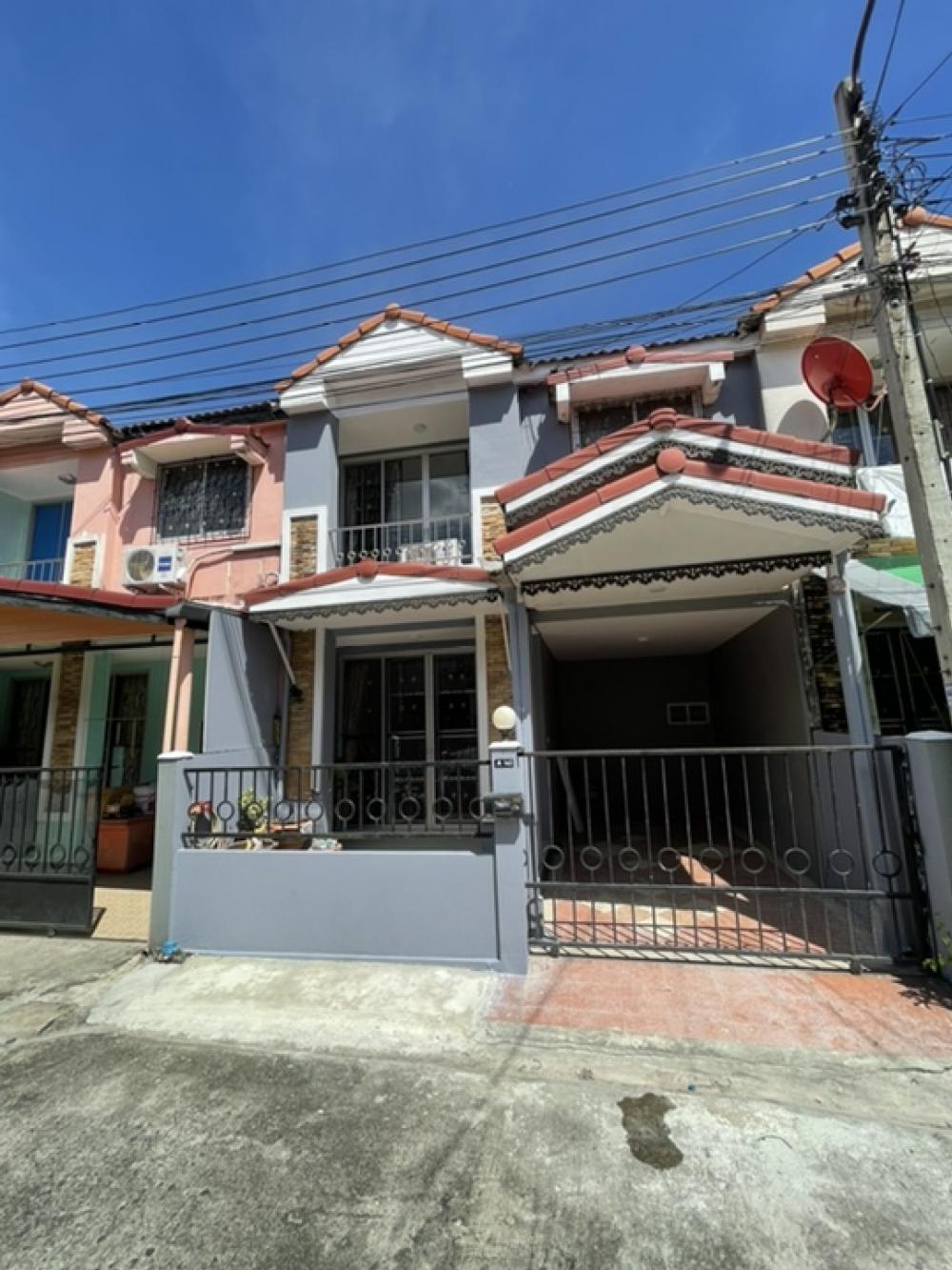 For SaleTownhouseMin Buri, Romklao : Townhouse for sale, good location, next to Min Buri intersection The entrance of the pink sky train passing through