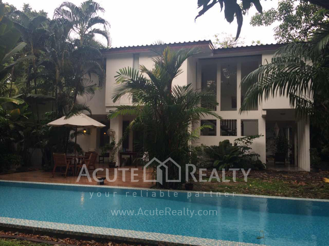 For RentHouseSukhumvit, Asoke, Thonglor : Private House with swimming pool for rent @ Ekamai Sukhumvit 63. Renovated house.
