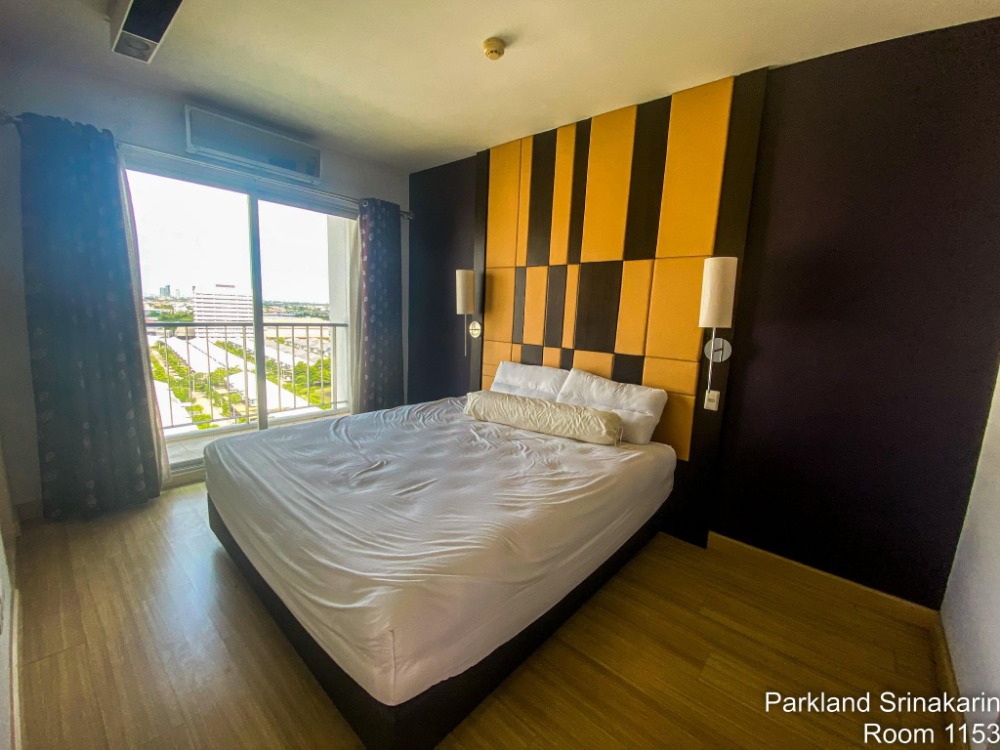 For RentCondoPattanakan, Srinakarin : For rent, The Parkland Srinakarin, 2 bedrooms, Soi Lasalle, Building E, 13th floor, is a building near the front of the project, walking distance 17,000 baht.