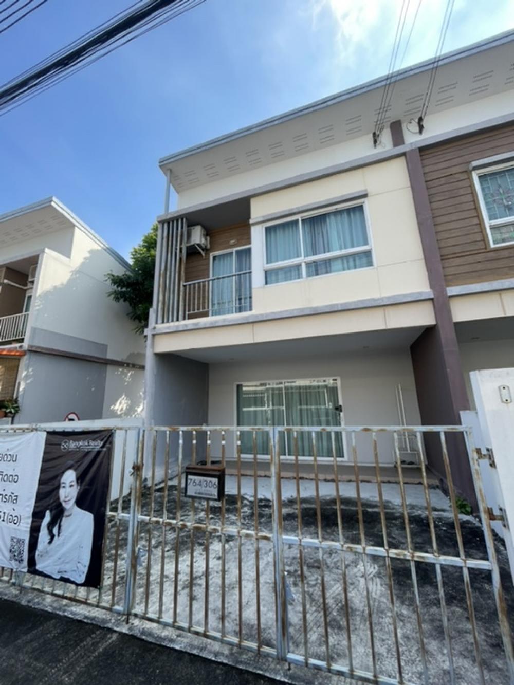 For SaleTownhousePattanakan, Srinakarin : !!!! Urgent sale townhome Villette Lite (Villette Lite) Phatthanakan 38 !!!! Area size 19 square meters, usable area 120 square meters, width 5.5, can park 2 cars behind the corner, very rare in this project.