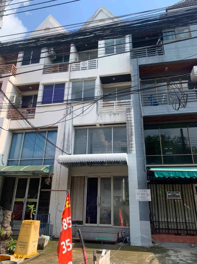 For SaleTownhouseYothinpattana,CDC : Townhome for sale, Sriwara Town in Town, Wang Thonglang, area 20 sq m. width 4 meters But the house is deep