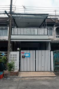 For RentTownhouseSeri Thai, Ramkhamhaeng Nida : House for rent, 2-storey townhouse in Sirinthep Village, Serithai Road, Soi 63, Khan Na Yao District, Bangkok. If interested, contact 095-754-9587 Khun Jiew.