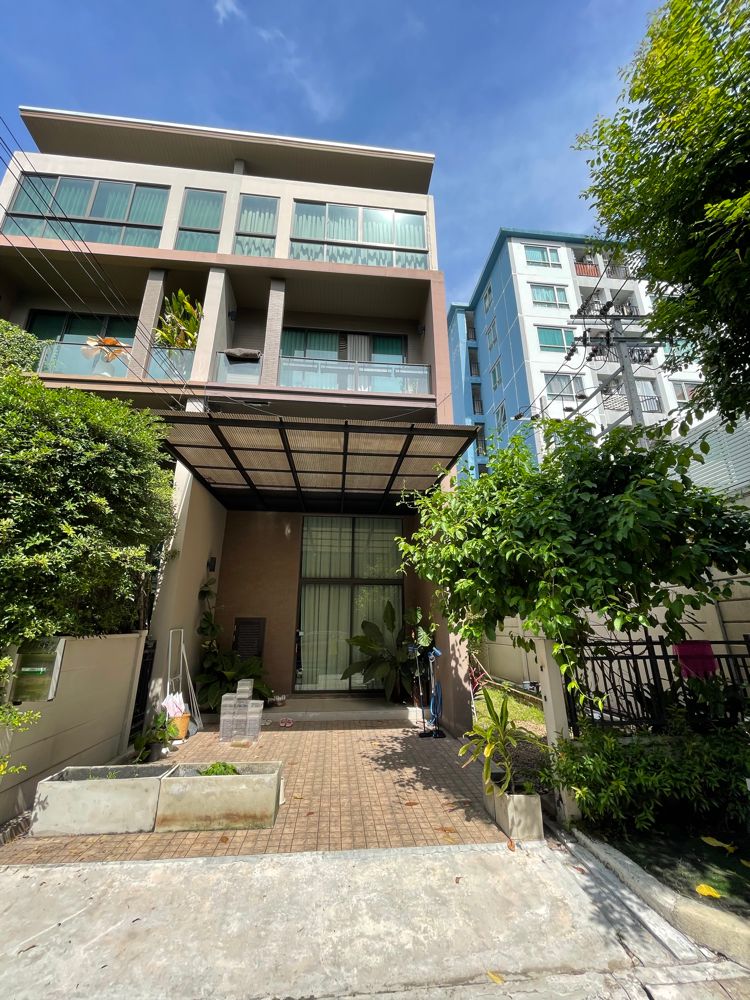 For SaleTownhouseKasetsart, Ratchayothin : Townhome for sale, village in the middle of Ratchayothin, Phaholyothin Road, Chatuchak District, 3.5 floors, behind the edge, with free space on the side. decorated in modern tropical style