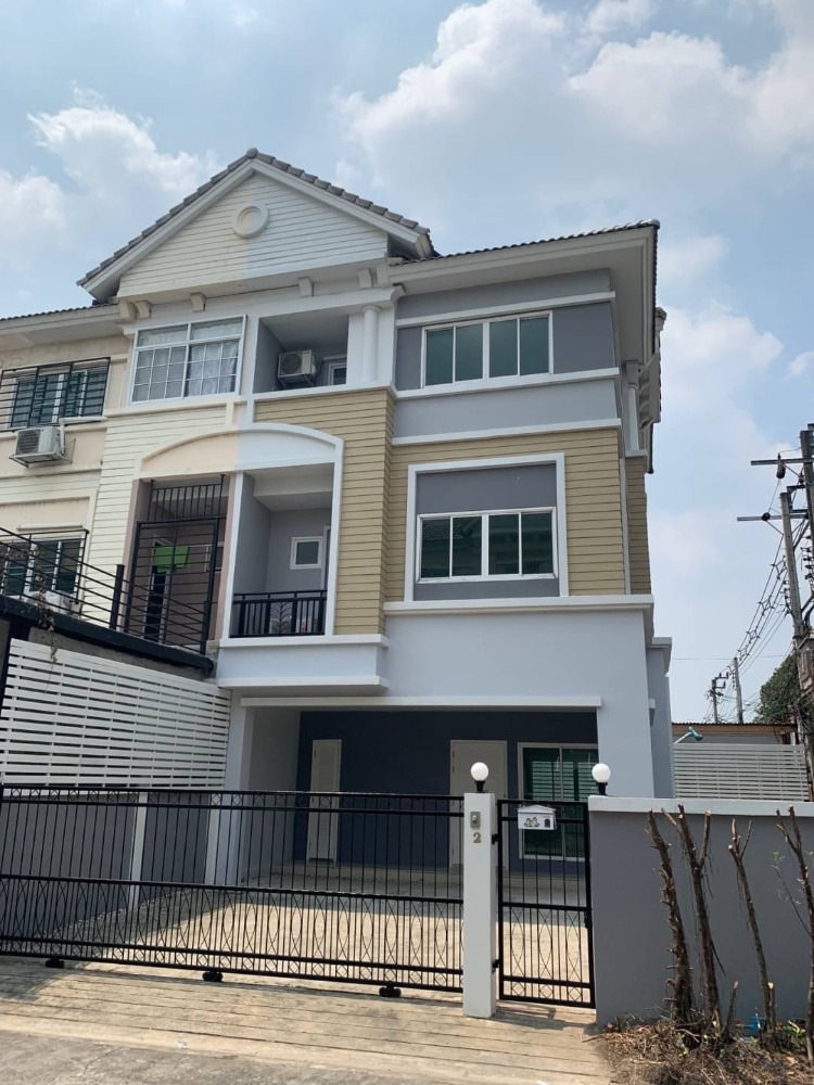 For SaleTownhouseLadprao101, Happy Land, The Mall Bang Kapi : Cheap sale, 3-storey townhome behind the corner, 42.2 sq m., Soi Pho Kaew 3 intersection 22, Bang Kapi District, the house has 3 bedrooms, 4 bathrooms,