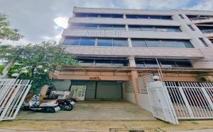For RentOfficeSapankwai,Jatujak : Office for rent, 5 floors, area 600 sq.m., making a studio, distribution center in Ladprao area, near MRT Ratchadapisek