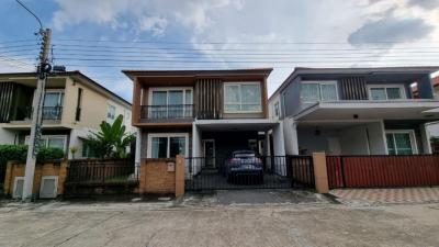 For SaleHouseLadkrabang, Suwannaphum Airport : Cheap sale, single house, Golden Village, On Nut-Pattanakarn. The house is in very good condition.