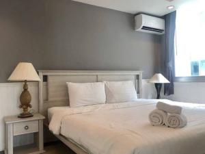 For RentCondoOnnut, Udomsuk : For rent 💜 Waterford Sukhumvit 50💜 Fully furnished with TV, refrigerator, microwave, washing machine. water heater Air conditioning - 750 m. from On Nut BTS station.