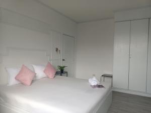 For RentCondoSukhumvit, Asoke, Thonglor : The Waterford Park Sukhumvit 53, urgent rent !! The room is very beautiful. You can ask for more information.