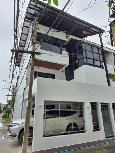 For RentTownhouseOnnut, Udomsuk : For rent, 3-bedroom townhome with furniture, Soi Pridi Banomyong 26, Sukhumvit 71, 84 sq m., 21 sq m, near BTS Phra Khanon