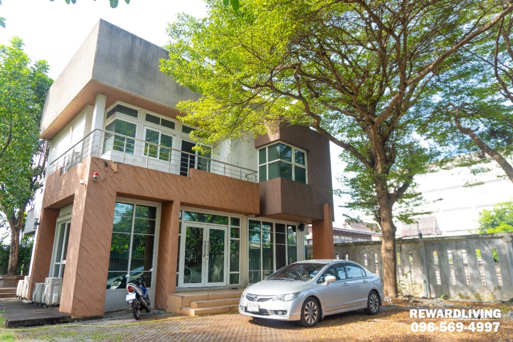 For SaleHouseKasetsart, Ratchayothin : A large detached house for sale in Bang Khen, only 400 meters from the BTS Skytrain, walking distance, comfortable and safe. Soi Phaholyothin 59, land 98.4 sq.w., a lot of usable space, 328 sq m. Modern style, 4 bedrooms, built-in furniture throughout.