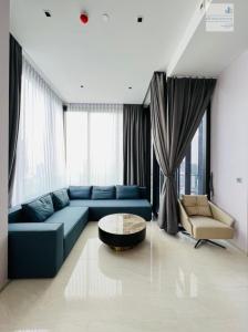 For RentCondoSilom, Saladaeng, Bangrak : Luxury condo for rent, Ashton Silom, 2 bedrooms, new room, high floor, very beautiful decoration. High ceiling, near bts. Chong Nonsi, Silom, Sathorn, Saladaeng