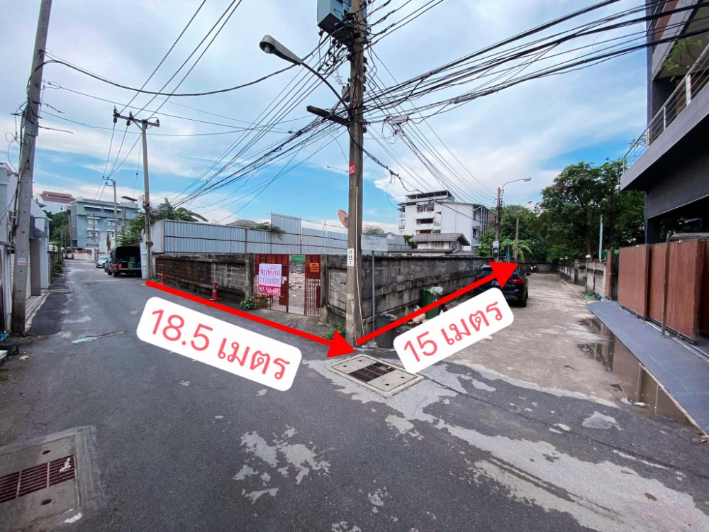 For SaleLandSukhumvit, Asoke, Thonglor : Land for sale with land 73 square wah (negotiable price) Ekkamai (Sukhumvit 65) corner - next to the road, Soi Chaiyaphruek intersection 4/2 near BTS (negotiable price)