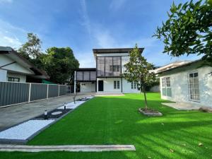 For RentHouseNawamin, Ramindra : 2 storey detached house for rent, Soi Ramintra 42, 6 car parks, size 150 sq m.