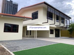 For RentHouseOnnut, Udomsuk : For rent 2-storey detached house , 100 sq.wa., 250 sq.m., 4 beds, 4 air conditioners, 5 machines, new renovated, parking for 5 cars, near Singapore International School, Sukhumvit 64 Road.