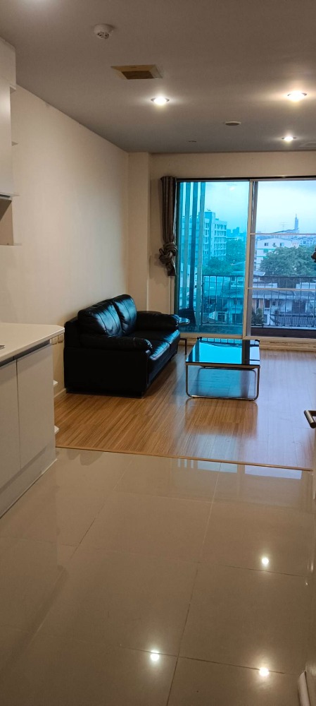 For RentCondoLadprao101, Happy Land, The Mall Bang Kapi : Quick rental!! Beautiful room, super cool, can raise animals, Happy Condo project, Latprom 101, normal rental price 20,000, only transfer, reserve and make a contract within this month, reduced to 17,000 baht / month, 2nd floor, size 56 sq m.