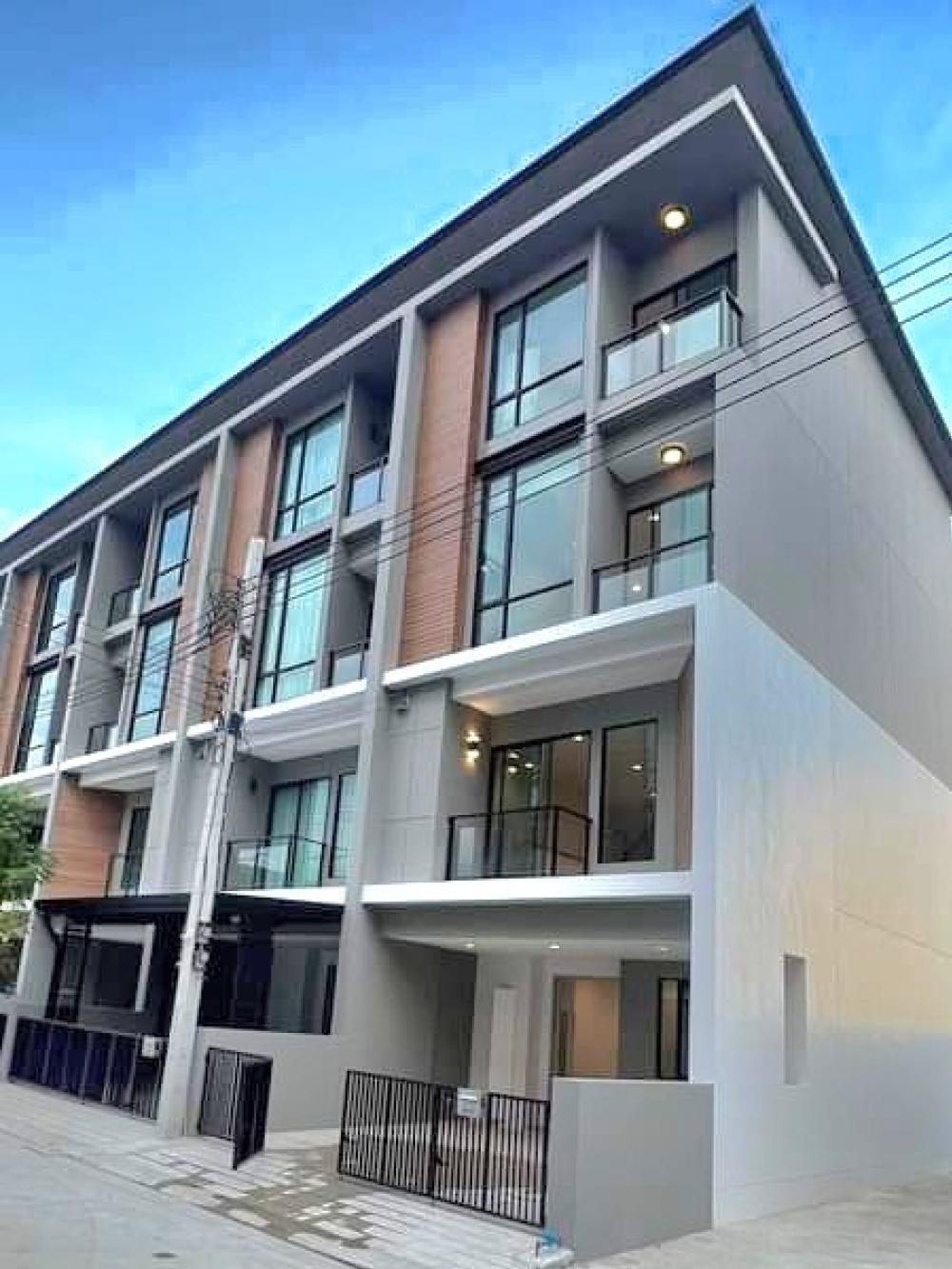 For RentTownhouseNawamin, Ramindra : Townhome Premium Place Phaholyothin-Ramintra ♦️ near Central Ramintra, welcome to take a look 😊🙏 ( Add Line : @bbcondo88 ) Property Code 879-B1890