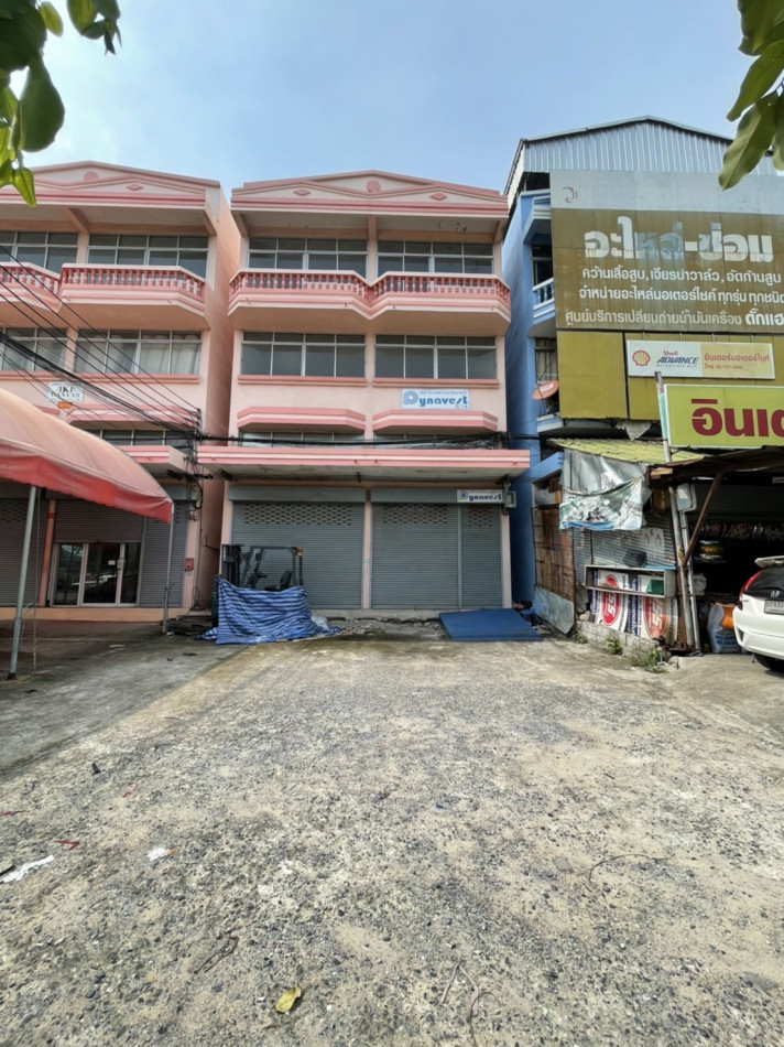 For SaleShophouseLadkrabang, Suwannaphum Airport : Commercial building for sale, 46 square meters, 3.5 floors, 2 booths, next to the main road, Chalong Krung intersection