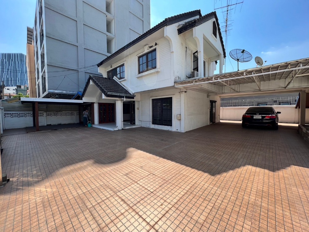 For RentHouseChaengwatana, Muangthong : Big Land and House behind Central Chaengwattana with 90sq.wa. 3 bedrooms, 2 bathrooms, can register company