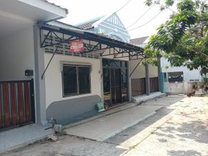 For SaleTownhouseSriracha Laem Chabang Ban Bueng : Single storey townhouse for sale. Assam Suan Village (Assam - Banana Farm), newly painted, ready to move in, convenient to travel