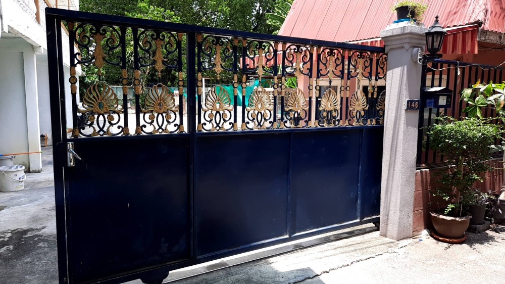 For SaleLandWongwianyai, Charoennakor : vacant land surrounded by fence Square shape, Soi Taksin 12, area 102 sq.w.