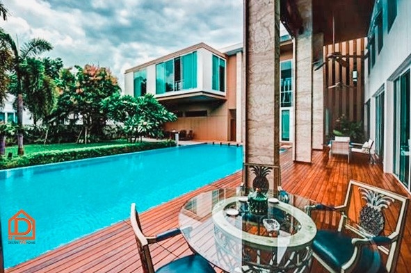 For SaleHousePattanakan, Srinakarin : House for sale, Panya Village, Pattanakarn, Suan Luang, Pattanakarn 30, a large luxury house, ready to move in, along the canal, with a private swimming pool.