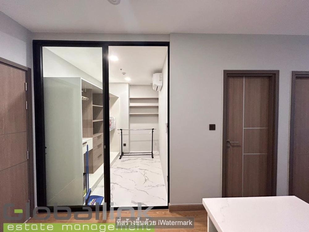 For RentCondoChiang Mai : (GBL1685) ⭐️ Condo with separate dressing room ⭐️ New projects Rooftop swimming pool with 360 degree view Project name : The Astra Sky River