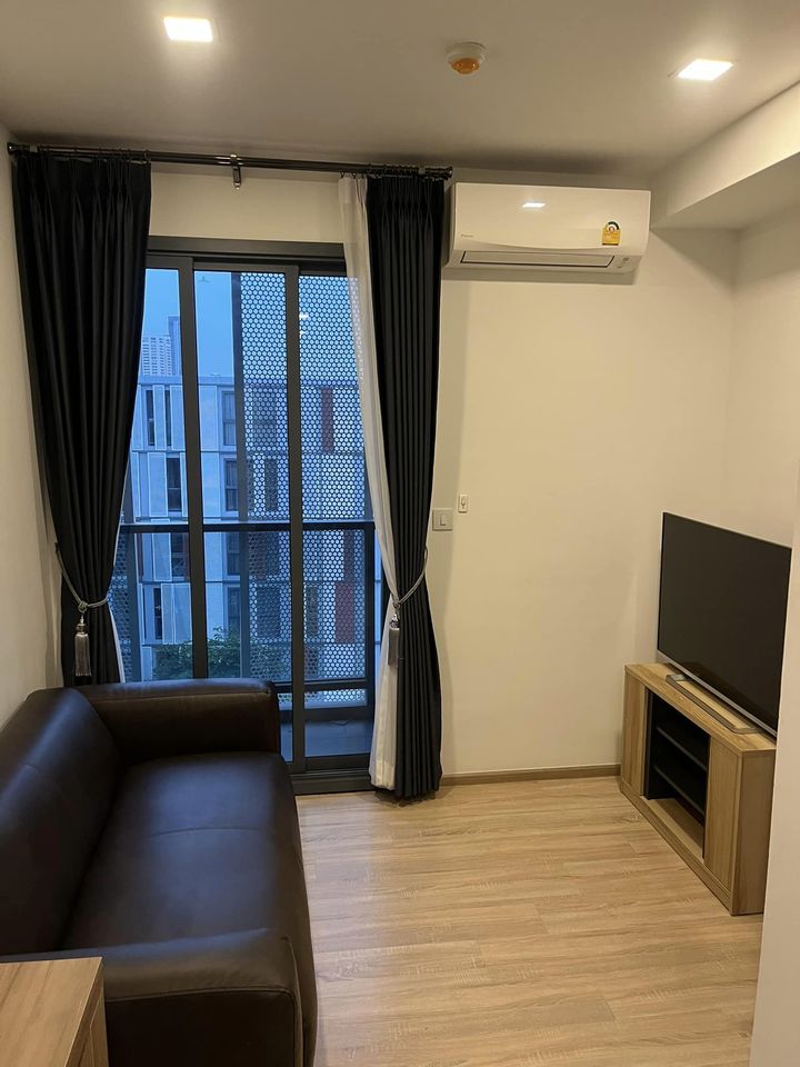 For RentCondoSukhumvit, Asoke, Thonglor : TK013_P TAKA HAUS EKKAMAI ** fully furnished, ready to move in You can drag your luggage in. ** View of the swimming pool and garden of the project.