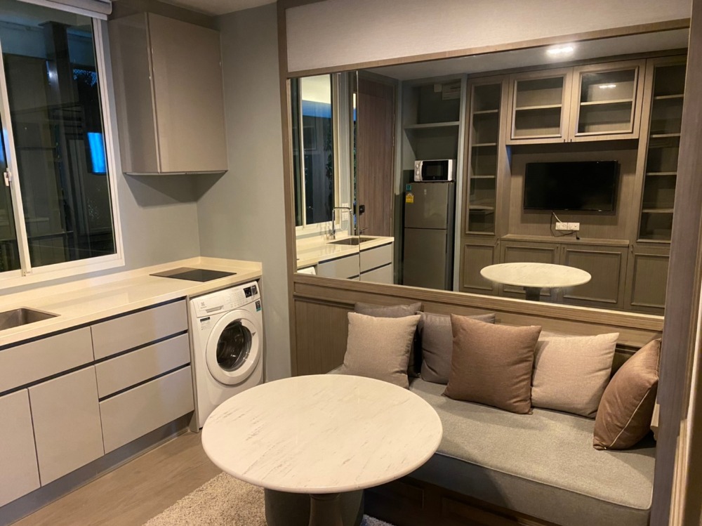 For RentCondoRama9, Petchburi, RCA : New condo for rent near MRT Rama 9, price 15000 baht, only one room.